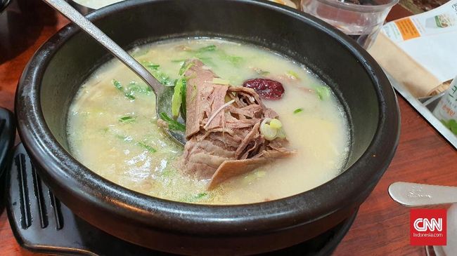 Seolnongtang menjadi salah satu kuliner autentik Korea yang patut dicoba. Tulang sapi yang direbus dalam waktu lama membuat kuah sup seputih susu.