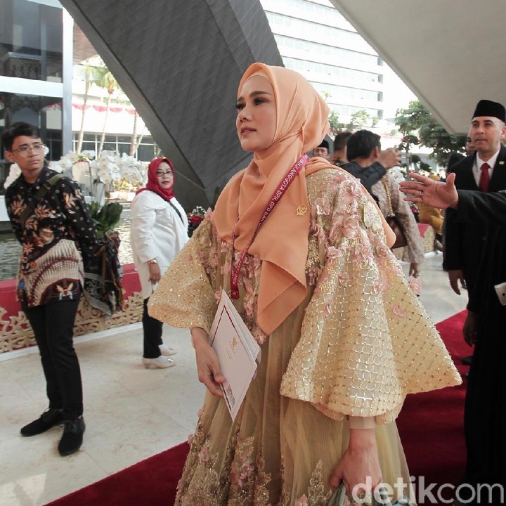 <p>Anggota DPR dari Dapil Jawa Barat XI, Mulan Jameela, tampil berbeda dengan mengenakan baju bodo karya Didiet Maulana di acara Pelantikan DPR. (Foto: Hanif/detikHOT)</p>