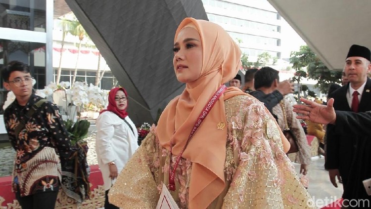 Di balik pelantikan Mulan Jameela sebagai anggota DPR RI, ada banyak kontroversi mewarnai perjalanannya sebagai politisi. Simak suka duka istri Ahmad Dhani.