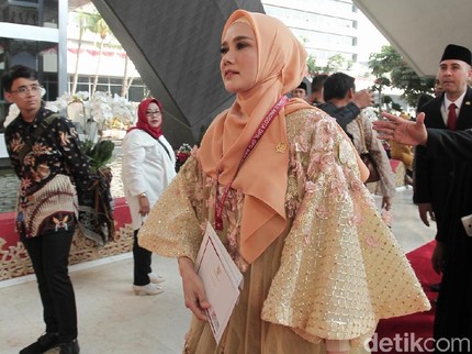 Modis dan Anggunnya Gaya 6 Artis di Pelantikan Anggota DPR 2019