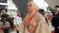 Mulan Jameela Kenakan Baju Bodo di Pelantikan Anggota DPR