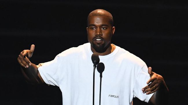 Buntut kaus bertuliskan 'White Lives Matter', Adidas kini tengah meninjau ulang kerja samanya dengan rapper sekaligus desainer Kanye West.