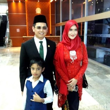 Dilantik Jadi Anggota DPR, Tommy Kurniawan Boyong Keluarga