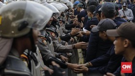 Sebelum Bubarkan Diri, Pedemo di DPR Salami Polisi