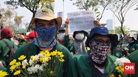 Gelar Aksi, Mahasiswa Bagikan Bunga untuk Polisi di Dekat DPR