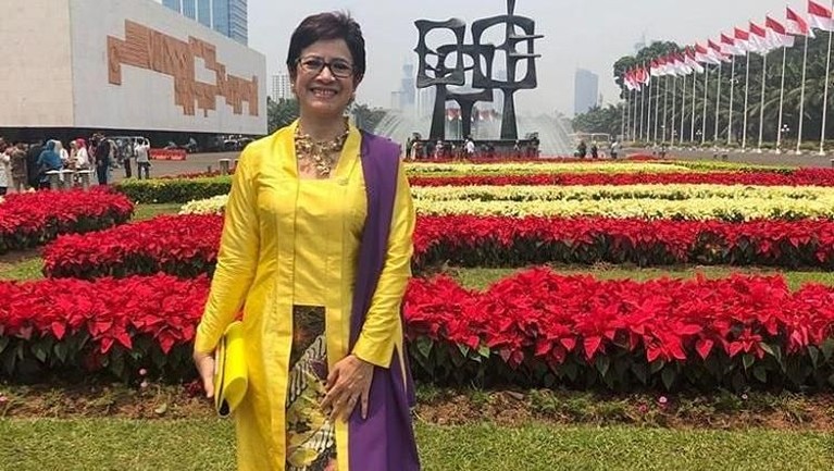 Gaya modis beberapa artis yang hari ini melaksanakan pelantikan Anggota DPR periode tahun 2019-2024.