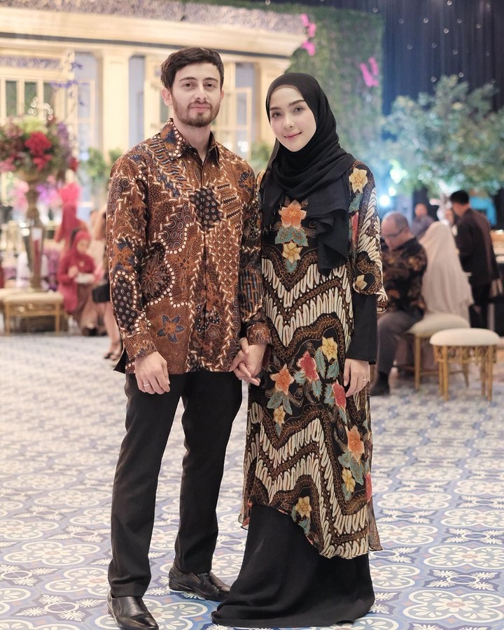 6 OOTD Batik Hijab  Selebgram dan Artis Kece kece Semua 