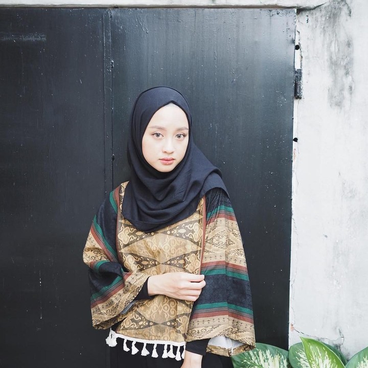 <p><em>Content creator</em> Gita Savitri memilih atasan batik yang dipadu dengan hijab hitam. Meski simpel, namun tetap terlihat <em>stylish</em>. (Foto: Instagram @gitasav)</p>