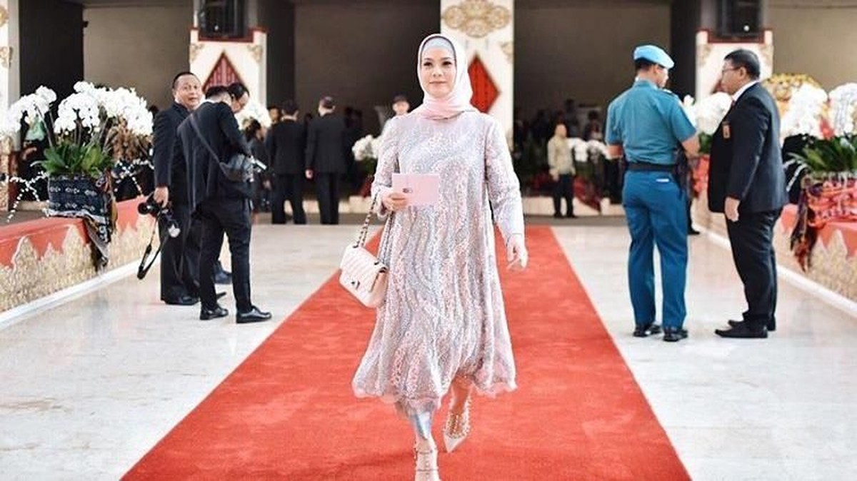 Gaya modis beberapa artis yang hari ini melaksanakan pelantikan Anggota DPR periode tahun 2019-2024&period;