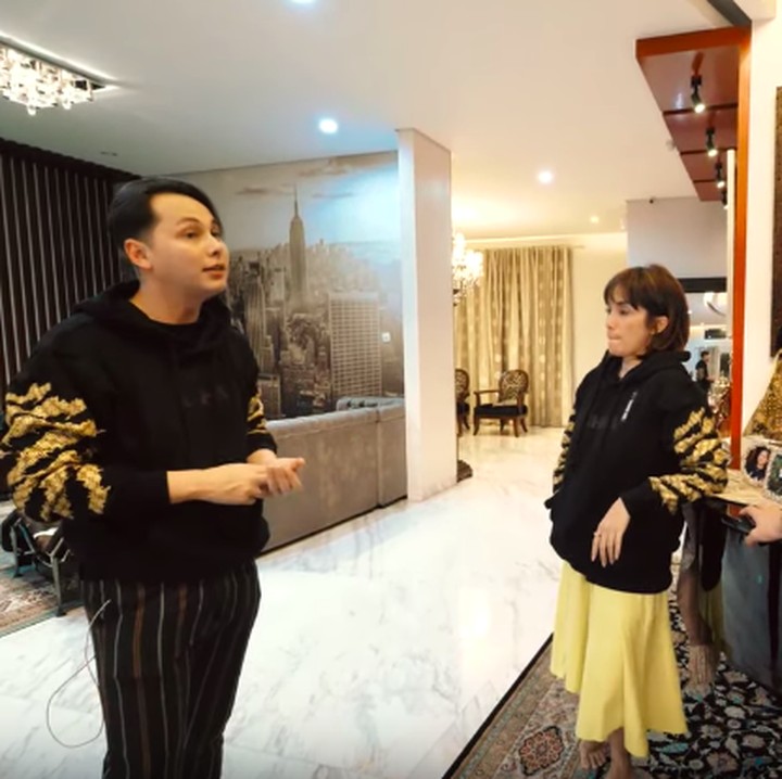 <p>Bergeser sedikit ke belakang, ada selasar panjang yang bersebelahan dengan ruang keluarga. Kepada Atta Halilintar, Ussy mengatakan kalau ruangan ini sempat berganti konsep hingga beberapa kali.  (Foto: YouTube Atta Halilintar)</p>