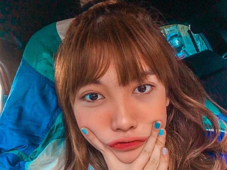 Selebgram Bella Kuku yang Disebut Mirip Lisa BLACKPINK Bella Kuku merupakan seorang selebgram berdarah campuran Indonesia-Jepang yang kerap disebut sebagai Lisa BLACKPINK dari Indonesia. Ini deretan fotonya.