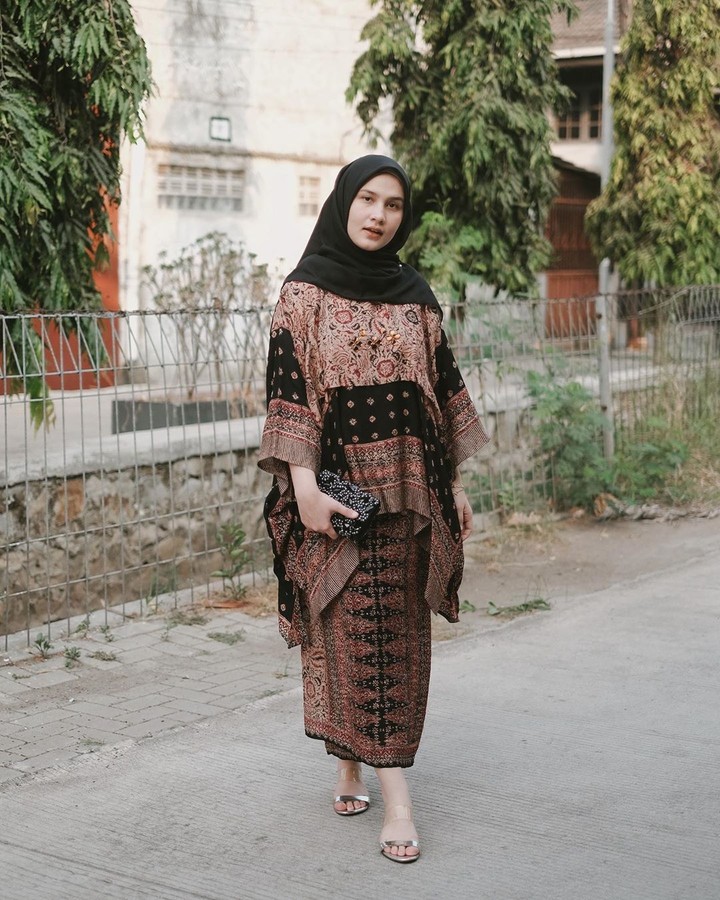 6 OOTD  Batik  Hijab  Selebgram dan Artis Kece kece Semua 