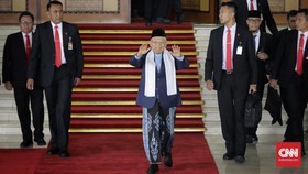 Ma'ruf Amin Pakai Sarung di Sidang Kabinet Perdana