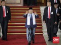 Ma'ruf Amin Pakai Sarung di Sidang Kabinet Perdana