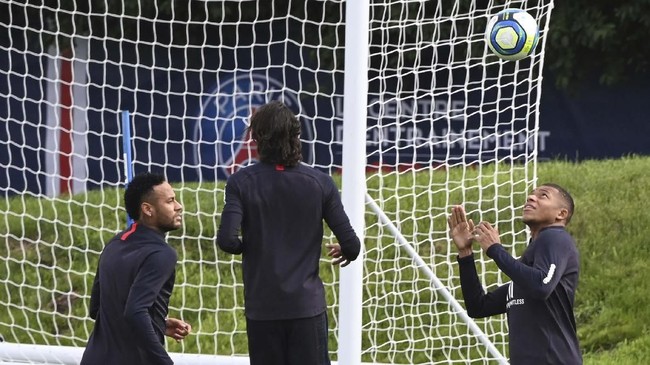 Jelang Liga Champions, Paris Saint-Germain kini dalam kondisi bagus lantaran Kylian Mbappe dan Neymar kembali terlihat mesra.