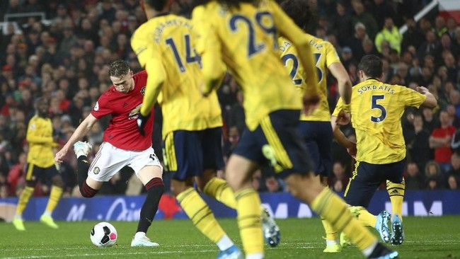 Manchester United untuk sementara unggul 1-0 atas Arsenal pada babak pertama pertandingan pekan ketujuh Liga Inggris di Old Trafford.