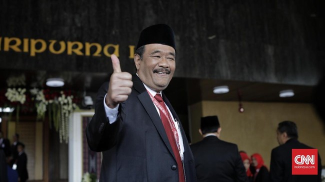 PDIP Minta Menag Bikin Kajian Larang Cadar Masuk Instansi Anggota Fraksi PDIP Djarot Saiful Hidayat meminta Menag Fachrul Razi membuat kajian dari sisi agama dan budaya sebelum melarang cadar masuk instansi pemerintah.