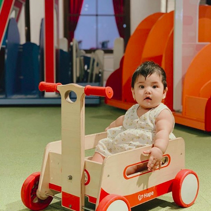 <p>Lucu banget sih kamu Frey, ekspresinya polos tapi imut, hi-hi-hi. (Foto: Instagram @dwihandaanda)</p>