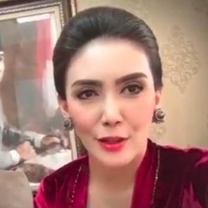 <p>Anggota DPR dari Dapil Jawa Barat VII, Rieke Diah Pitaloka, juga tak kalah ayu dengan mengenakan kebaya dan tatanan rambut yang disanggul dalam Pelantikan DPR. (Foto: Instagram)</p>
