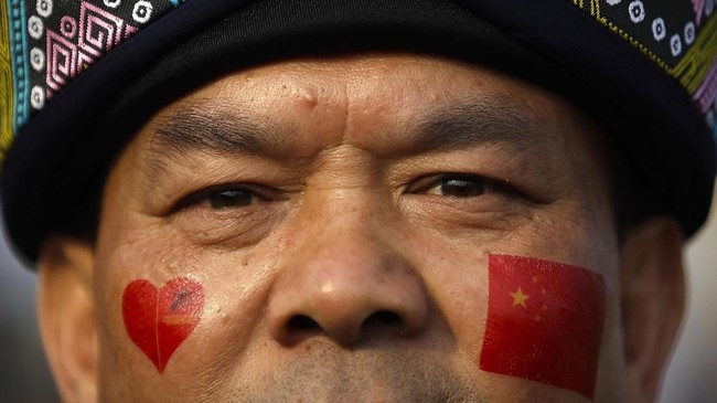 Seribuan anggota Partai Komunis China dilantik bersumpah setia di Beijing--dan juga sejumlah kota lain pada hari yang sama--jelang seabad partai penguasa itu.