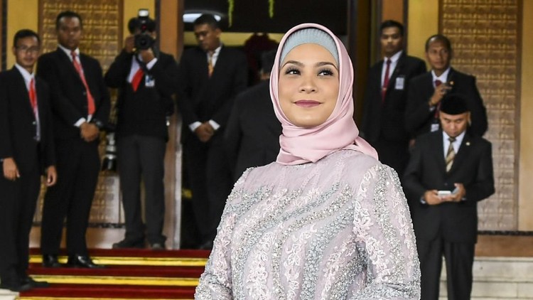 Kabar bahagia dari artis dan anggota DPR Rachel Maryam kini mengandung anak kedua. Diketahui pada bulan April ini, ia memasuki usia 40, Bunda.