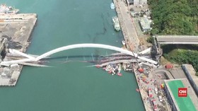 VIDEO: Detik-detik Jembatan Ambruk di Taiwan