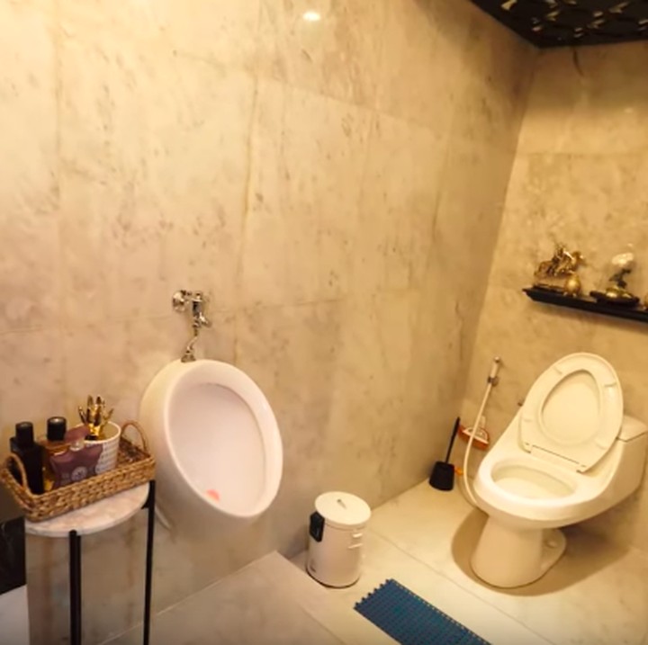<p>Ussy menyebut jika kamar mandi tamu menjadi salah satu spot favorit teman-temannya. Kalau menurut Atta, wajar saja karena desain kamar mandi mereka mirip toilet hotel. Bahkan disediakan parfum di dalamnya. (Foto: YouTube Atta Halilintar)</p>