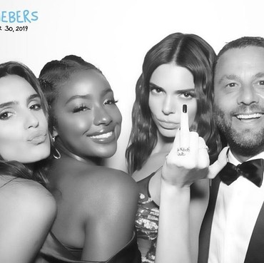 6 Potret Momen Persahabatan Seru di Pernikahan Justin Bieber-Hailey