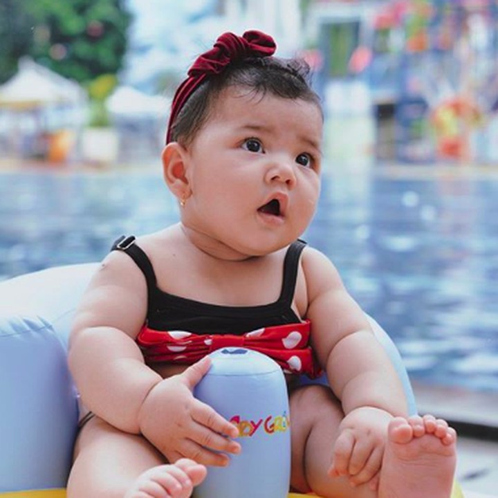 <p>Freya sering disebut netizen sebagai keponakan online mereka. Tak hanya cantik, tingkah laku Freya juga lucu dan menggemaskan. (Foto: Instagram @dwihandaanda)</p>