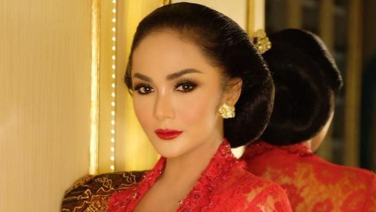 Krisdayanti tuai pujian dan dukungan soal penampilan dan karier barunya sebagai anggota DPR. KD salah satu dari sebanyak 575 anggota DPR yang dilantik hari ini.