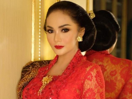 Krisdayanti Tampil Serba Merah di Pelantikan DPR, Apa Maknanya?