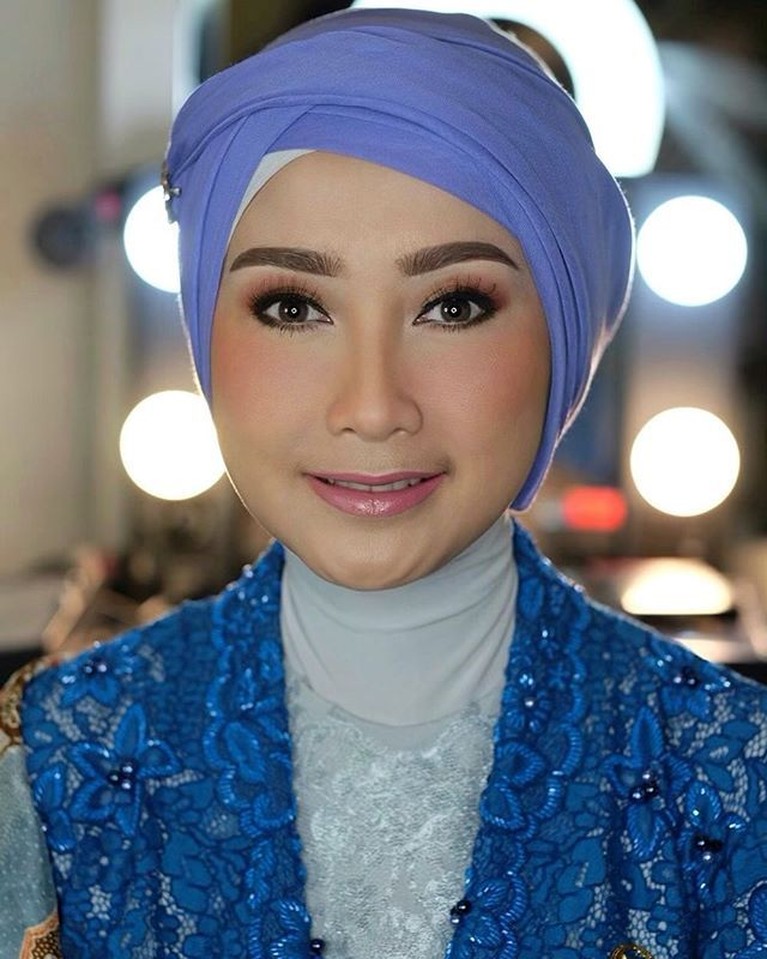 Gaya modis beberapa artis yang hari ini melaksanakan pelantikan Anggota DPR periode tahun 2019-2024.