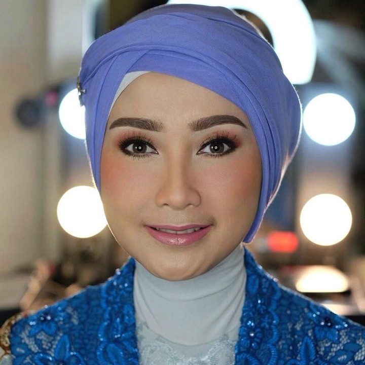 <p>Adapun anggota DPR dari Dapil Jawa Barat IV, Desy Ratnasari, tampak <em>flawless</em> dengan riasan wajah oleh <em>make-up artist</em> Vivi Thalib dan <em>hijab stylist</em> Dinie Azzahra di Pelantikan DPR. (Foto: Instagram @vivithalib)</p>