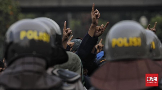 Tim Advokasi untuk Demokrasi mengkritik penangkapan 14 mahasiswa usai aksi Hari HAM Sedunia. Penangkapan itu menyisakan trauma.