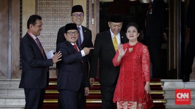 Puan Maharani menjadi Ketua DPR didampingi oleh empat wakil ketua yakni Azis Syamsuddin, Sufmi Dasco Ahmad, Muhaimin Iskandar, dan Rachmat Gobel.