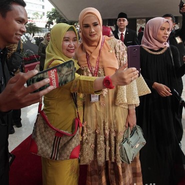 Masih Banyak Duit, Mulan Jameela Pakai Tas Rp26 Juta Saat Dilantik DPR