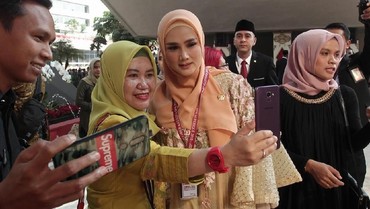 img-title Masih Banyak Duit, Mulan Jameela Pakai Tas Rp26 Juta Saat Dilantik DPR