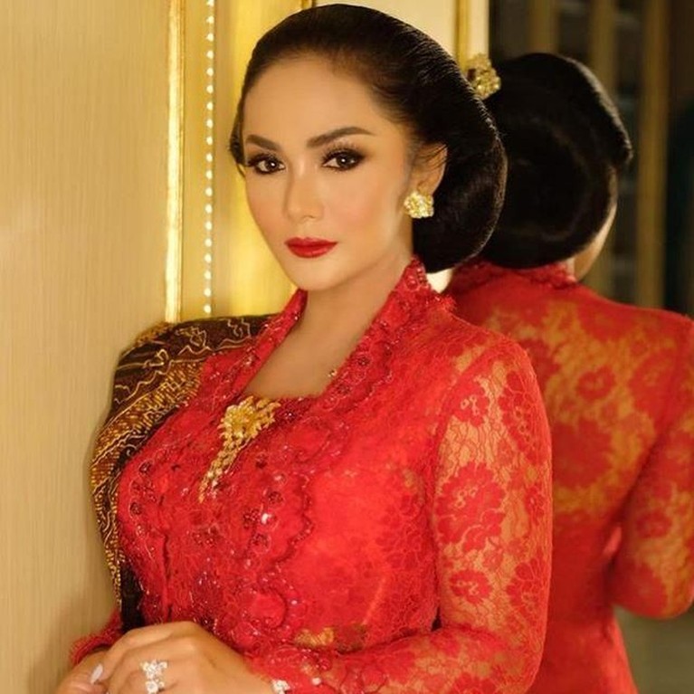 Gaya modis beberapa artis yang hari ini melaksanakan pelantikan Anggota DPR periode tahun 2019-2024.