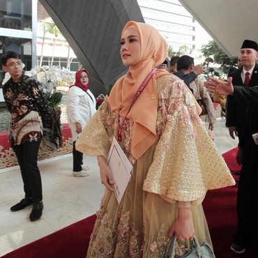 Gaya Modis 6 Artis di Pelantikan Anggota DPR 2019 - 2024