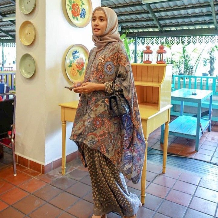 <p>Artis Laudya Cynthia Bella juga beberapa kali terlihat mengenakan batik. Seperti saat menghadiri Halal Bihalal Malaysia-Indonesia, ia mengenakan atasan batik yang dipadu dengan hijab berwarna cokelat. (Foto: Instagram @laudyacynthiabella)</p>