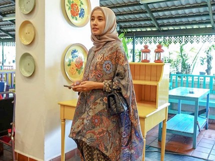 6 OOTD Batik Hijab Selebgram dan Artis, Kece-kece Semua Bunda!