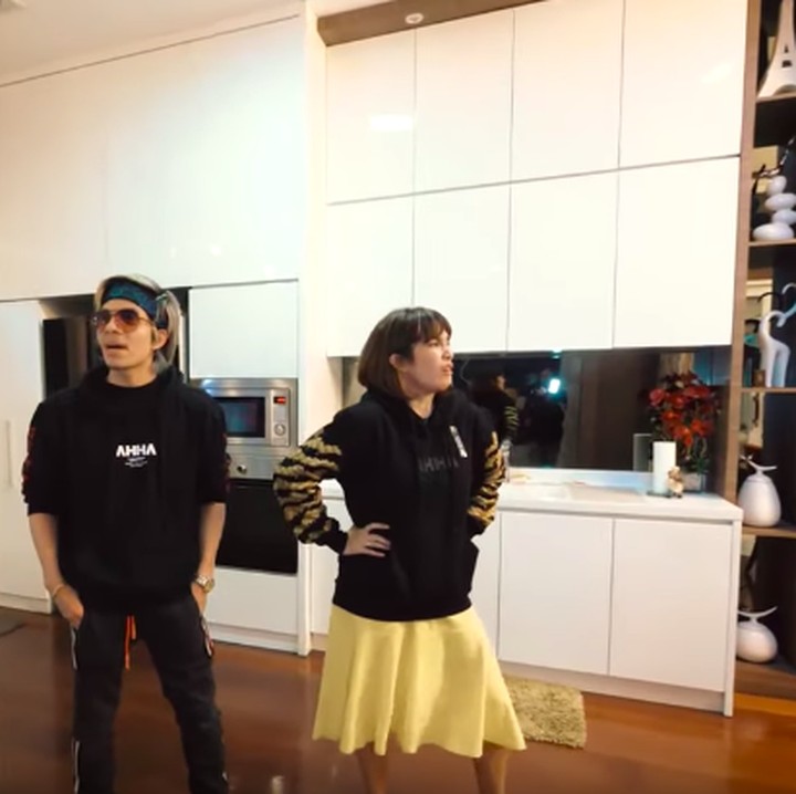 <p>Tak kalah mencengangkan bagian dapur dan ruang makan yang luas. Meski menurut Ussy, ruang makan hanya digunakan saat ada acara atau untuk menjamu tamu saja. (Foto: YouTube Atta Halilintar)</p>