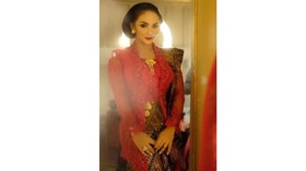 Ke DPR RI, Krisdayanti Pakai Kebaya Merah Klasik Anne Avantie