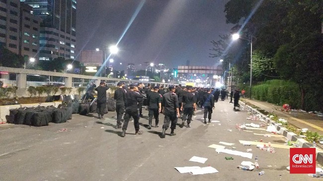 Pos jaga di Jalan Gatot Subroto tak tersedia MCK, memaksa para polisi buang air kecil di mana saja ketika demo berujung rusuh sepanjang pekan lalu.