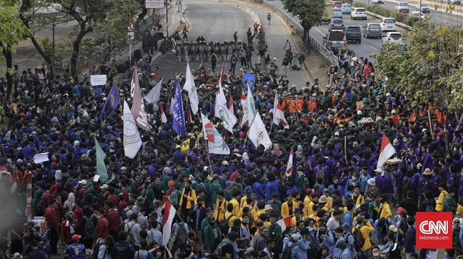 Ketua YLBHI Asfinawati menyebut, jika Jokowi adalah seorang negarawan, maka ia akan senang mendengar aspirasi di hari pelantikannya.