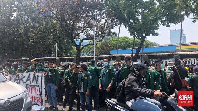Mahasiswa yang hendak menggelar unjuk rasa di depan Gedung DPR diadang aparat keamanan. Akhirnya mereka hanya menggelar aksi di depan Gedung Kemenpora.