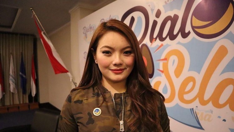 Dunia politik bukan hal baru untuk Hillary Lasut yang terpilih menjadi anggota DPR termuda.