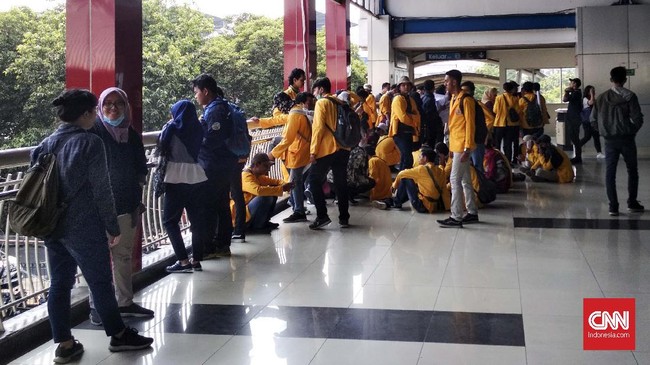 Sebagai stasiun terdekat dari kompleks Parlemen, Stasiun Palmerah kerap jadi titik kumpul mahasiswa sebelum menggelar aksi di DPR.