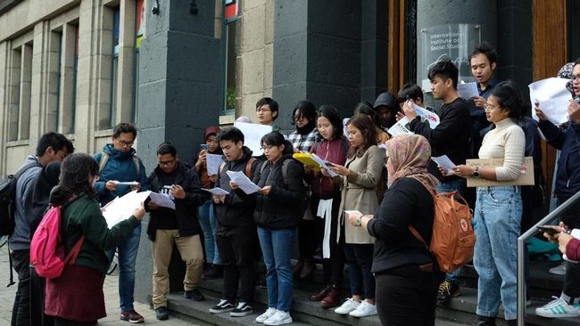 Pelajar WNI di Luar Negeri Desak Jokowi Terbitkan Perppu KPK Tak hanya di dalam negeri, mahasiswa Indonesia di negara lain, seperti Malaysia dan Belanda, juga mendesak Joko Widodo untuk menerbitkan Perppu terkait UU KPK.