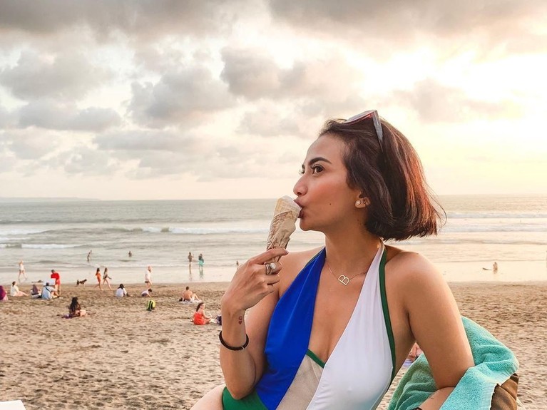 Berikut beberapa gaya Vanessa Angel yang dianggap seksi dan membuat iman netizen bergetar versi Insertlive.